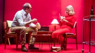 Die persönlichkeitsstarke Schauspielerin Pia Hierzegger (re.) leistet Übermenschliches, spielt 100 Mal dieselbe Szene (Bild: Nurith Wagner-Strauss)