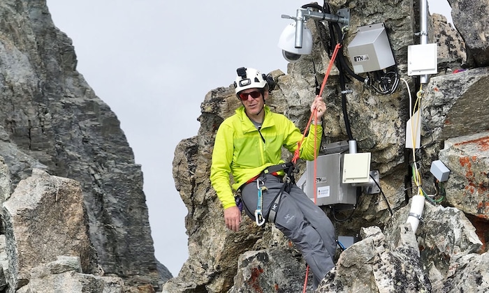 Überwacht die Situation im Hochgebirge mit zahlreichen Sensoren: Informatiker und Bergführer Jan Beutel.