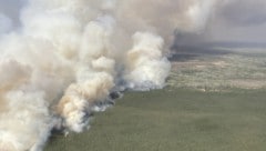 Im Zentrum Kanadas sind infolge heftiger Waldbrände mehr als 17.000 Menschen in Sicherheit ...