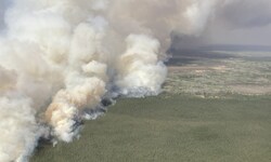 Im Zentrum Kanadas sind infolge heftiger Waldbrände mehr als 17.000 Menschen in Sicherheit ...