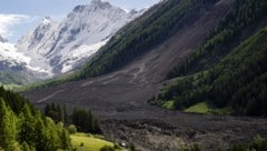 Am Mittwochnachmittag donnerten Berg und Gletscher ins Schweizer Lötschental.