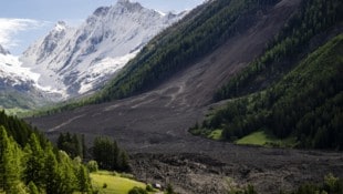 Am Mittwochnachmittag donnerten Berg und Gletscher ins Schweizer Lötschental.