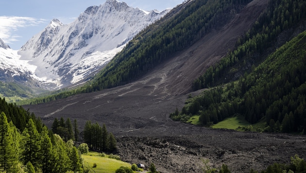 Am Mittwochnachmittag donnerten Berg und Gletscher ins Schweizer Lötschental.