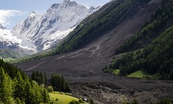 Am Mittwochnachmittag donnerten Berg und Gletscher ins Schweizer Lötschental.