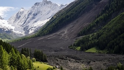 Am Mittwochnachmittag donnerten Berg und Gletscher ins Schweizer Lötschental. (Bild: EPA/JEAN-CHRISTOPHE BOTT)