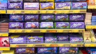 Der Konzern Mondelez führt eine neue Milka-Schokoladengröße im Handel ein. (Bild: HelgaQ )