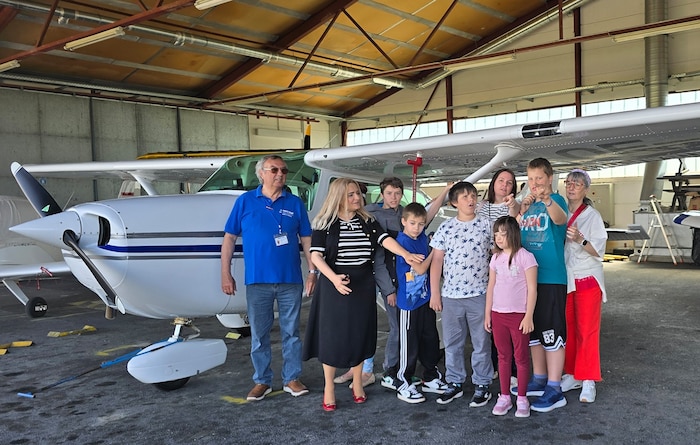 Richard Kremsner erklärte den Kindern der Sonderschule Stegersbach bei einer Hangar-Tour die Arbeit der Piloten.