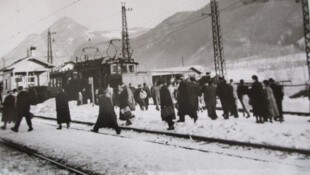 Heute  verboten: Passagiere überqueren am Bahnhof die Gleise.