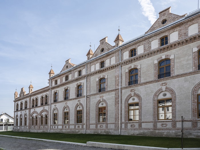 Die Fassade wurde für die Nachnutzung möglichst originalgetreu nachgestaltet, im Inneren wurde alles auf Vordermann gebracht. 