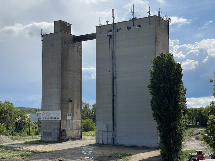 Die beiden alten Getreidesilos sind jeweils 62 Meter hoch und sollen ebenfalls neu genutzt werden.