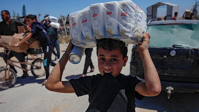Wochenlang wurden Hilfslieferungen an den Gazastreifen von Israel blockiert. Nun bekommt die Bevölkerung des schmalen Küstenstreifens zumindest etwas davon, was sie dringend benötigt.