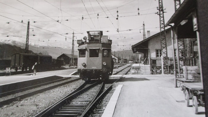 Ein sogenannter Turmwagen vor dem alten Magazin am Bahnhof Jenbach.