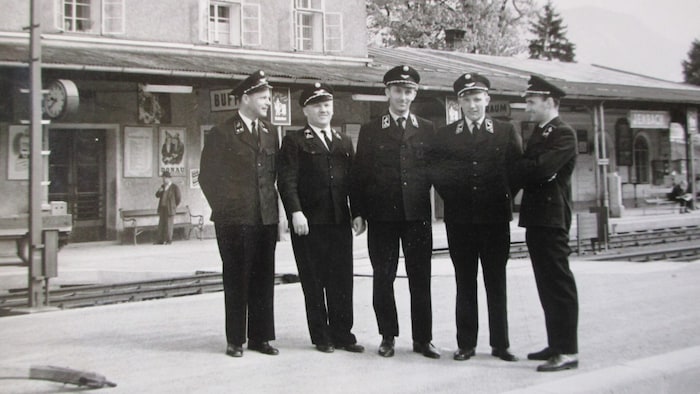 Hans Kobler (re.) mit den anderen Fahrdienstleitern in Jenbach und „Personenkassier“ Hoppichler (li.), später Bürgermeister. 