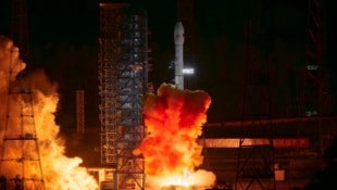Die Sonde „Tianwen-2“ wird mit einer Trägerrakete des Typs „Langer Marsch 3B“ ins All befördert.