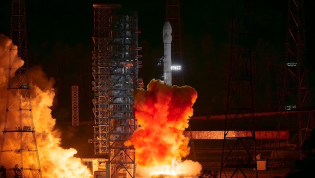 Die Sonde „Tianwen-2“ wird mit einer Trägerrakete des Typs „Langer Marsch 3B“ ins All befördert.