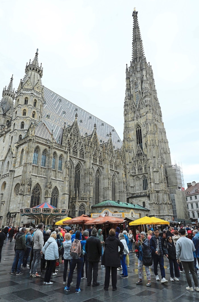 Der Stephansplatz steht bis Pfingsten wieder ganz im Zeichen des Steffl-Kirtags. Schon am ersten Tag war im Herzen der Stadt viel los.
