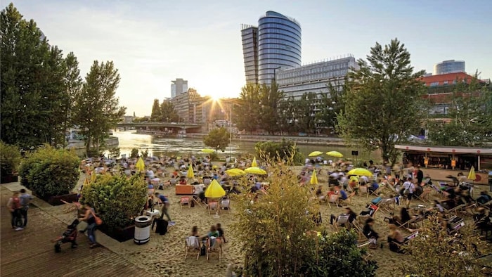 Public Viewing in Hermanns Strandbar am Donaukanal.