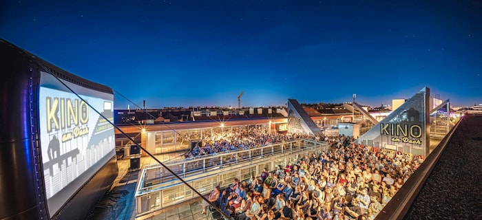 Das Open-Air Kino am Dach der Hauptbücherei kehrt zurück.