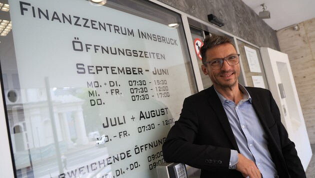 Im Finanzamt Innsbruck hat Erwin Bachinger seinen Schreibtisch. Doch in der Freizeit ist er ...