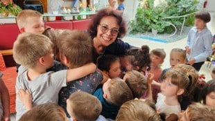 Das Lächeln hat Pascale Vayer nur für die Kinder aufgesetzt, „ich darf nicht zulassen, dass sie meine Tränen sehen, das würde sie ängstigen“.  (Bild: Christa Blümel, Krone KREATIV)
