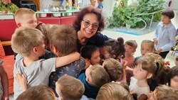Das Lächeln hat Pascale Vayer nur für die Kinder aufgesetzt, „ich darf nicht zulassen, dass sie meine Tränen sehen, das würde sie ängstigen“.  (Bild: Christa Blümel, Krone KREATIV)