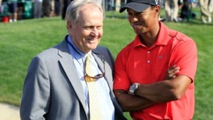 Jack Nicklaus (li.) gewann in seiner Karriere 18 Major-Titel, Tiger Woods (re.) 15. Heute ist Nicklaus weltweit Architekt von Golfplätzen. Das Projekt GC Altentann in Henndorf am Wallersee war in den 80er-Jahren sein erstes am europäischen Kontinent. (Bild: AP/Tony Dejak)