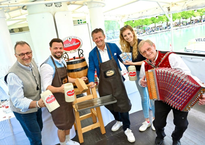 G. Würcher (Brauunion), D. Dörfler (Wörtherseeschiffahrt) mit Bürgermeister Scheider beim Bieranstich