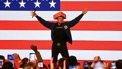 Vor seinem Publikum im US-Staat Wisconsin trat Elon Musk Ende März mit einem „Käsehut“ auf dem Kopf auf. (Bild: AFP/ROBIN LEGRAND)