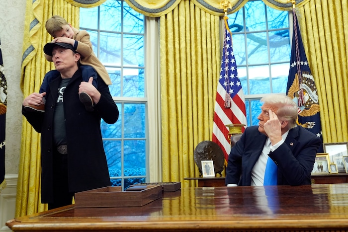 Elon Musk mit seinem Sohn X Æ A-12 im Oval Office