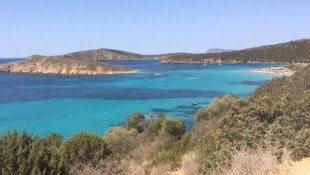 Mitte August ist eine Jugendliche auf Sardinien von einem Migrantenboot erfasst und schwer ...