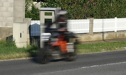 Völlig verrückt: Ein Biker raste mit 132 km/h durchs Ortsgebiet (Symbolbild)