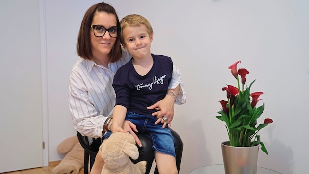 Ein eingespieltes Team: Tanja Oberacher und ihr Sohn Alexander (6). Die beiden wollen über die spezielle Therapieform aufklären.
