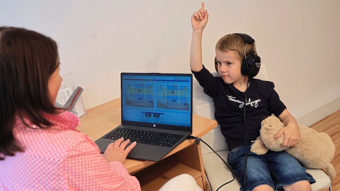 Alexander (6) beim Hörtest voll konzentriert bei der Sache.