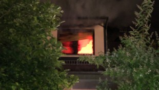 Der Brand brach im Dachgeschoß aus.
