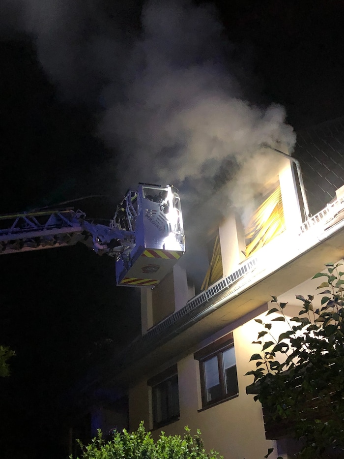 Eine Drehleiter kam zum Einsatz – die Bewohnerin konnte gerettet werden.