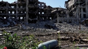 Als Major leitete Zaur Gurzijew die Luftangriffe auf die belagerte ukrainische Stadt Mariupol im Frühjahr 2022. Er war verantwortlich für die Bombardierungen ziviler Ziele, Krankenhäuser, Wohnblocks und des berühmten Theaters der Stadt. (Bild: AFP)