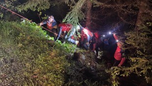 Bergretter bargen den Schwerverletzten aus dem Abgrund.