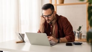 Arbeiten von daheim – das sehen Firmen immer weniger gerne, stellen Personalberater fest. (Bild: stock.adobe.com null)