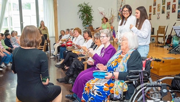 Im Pensionisten-Wohnhaus Haus Liebhartstal musizierten die dortigen Bewohner gemeinsam mit Schulkindern, Lehrlingen und den mit den Wiener Symphonikern.