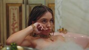 Von der Wanne ins Verkaufsregal: Sydney Sweeneys Badewasser gibt’s jetzt als Seife.