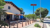 Das Cafe „Viena“ in Montmelo lockt Gäste mit günstigen Preisen.