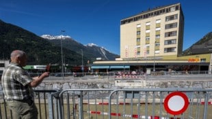 Im Schweizer Lötschental könnten zwei weitere Gemeinden demnächst unter Wasser stehen. (Bild: AFP/FABRICE COFFRINI)