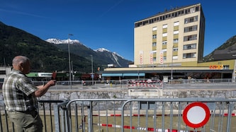 Im Schweizer Lötschental könnten zwei weitere Gemeinden demnächst unter Wasser stehen. (Bild: AFP/FABRICE COFFRINI)