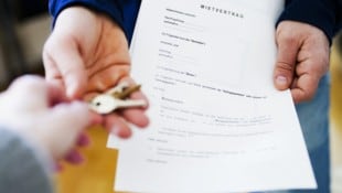 Vorsicht ist bei der Unterzeichnung des Mietvertrages angesagt – oftmals sind die Verträge gefälscht.  (Bild: APA/Eva Manhart)