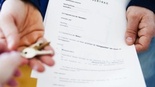 Bei Verträgen zweimal hinsehen, bevor man unterschreibt. Denn die Unterschrift ist in der Regel ...