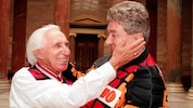 Der langjährige SPÖ-Abgeordnete Arnold Grabner (re.) war auch roter Sportsprecher und Mannschaftskapitän des FC Nationalrat. Das Bild stammt aus dem Jahr 1996 (neben Grabner steht der 2005 verstorbene Ex-ÖFB-Teamchef Karl Decker). (Bild: APA/Robert JAEGER)