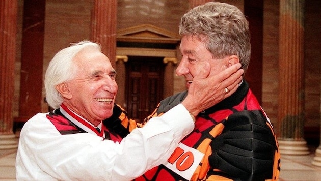 Der langjährige SPÖ-Abgeordnete Arnold Grabner (re.) war auch roter Sportsprecher und Mannschaftskapitän des FC Nationalrat. Das Bild stammt aus dem Jahr 1996 (neben Grabner steht der 2005 verstorbene Ex-ÖFB-Teamchef Karl Decker).