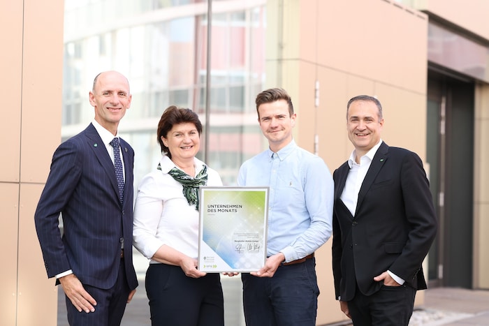 Urkundenübergabe (v. l.): Landesrat Willibald Ehrenhöfer (ÖVP), Liane und Franz Berghofer ...