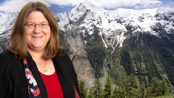 Das Schweizer Dorf Blatten liegt nach einem Gletscherabsturz unter Geröll und Schutt vergraben. Wie hoch ist die Gefahr, dass auch in Österreich derartiges möglich ist? Wir baten dazu Univ.-Prof. Dr. Margreth Keiler zum Interview. (Bild: Krone KREATIV/ÖAW/Klaus Pichler/EPA)