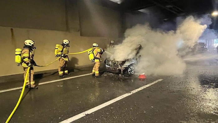 Das Fahrzeug brannte vollständig aus.
